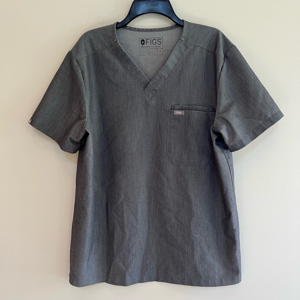 FIGS Men's Leon Three-Pocket Scrub Top in Graphite Gray, size Medium
